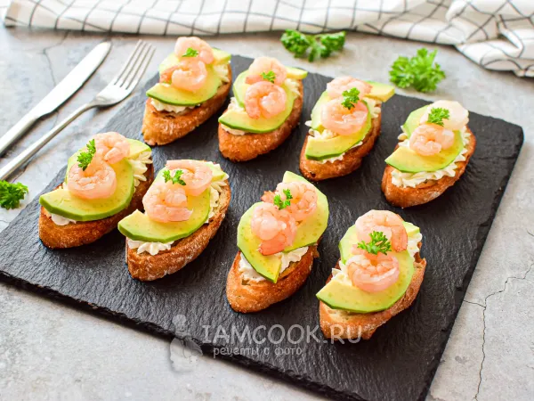 Фото блюда: Брускетта с авокадо, креветками и творожным сыром
