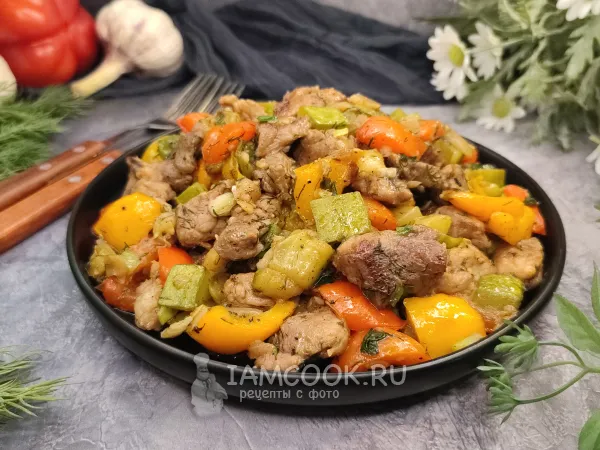Фото блюда: Свинина с кабачками и болгарским перцем на сковороде