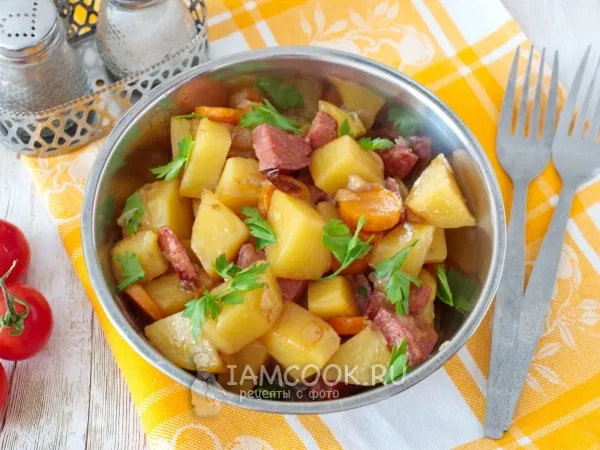 Фото блюда: Тушеная картошка с колбасой