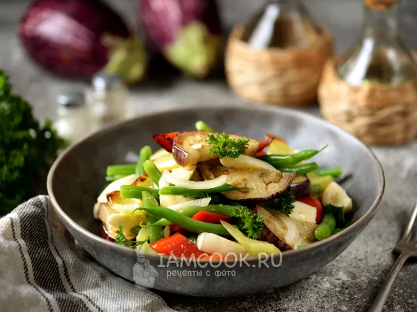 Фото блюда: Теплый салат из баклажанов и перца