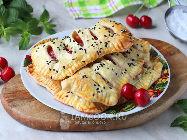 Фото блюда: Слойки с черешней из готового слоеного теста