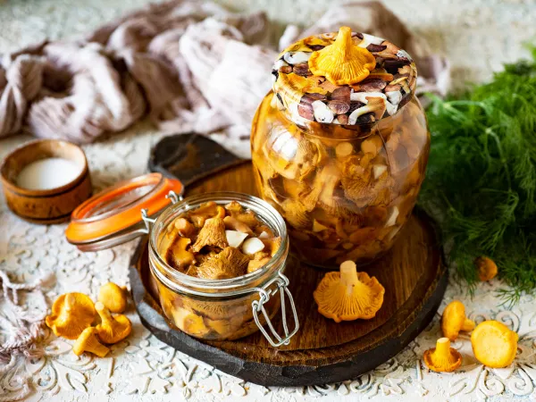 Фото блюда: Маринованные лисички с чесноком на зиму