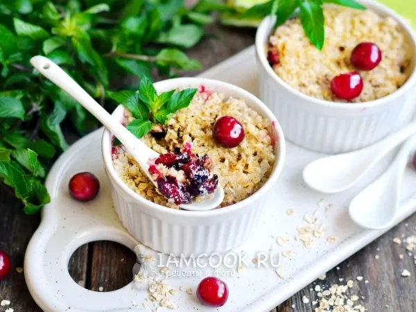 Фото блюда: Вишневый крамбл с овсяными хлопьями в микроволновке