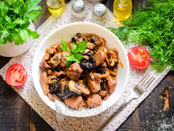 Фото блюда: Тушеная говядина с черносливом и грибами