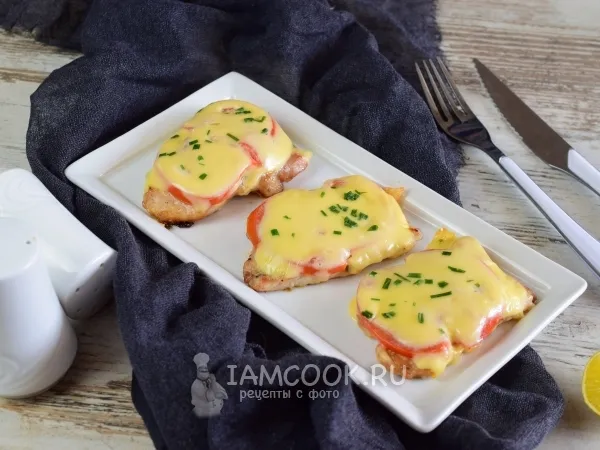 Фото блюда: Отбивная из свинины с помидором на сковороде