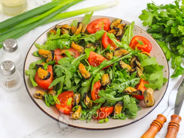 Фото блюда: Салат с мидиями, рукколой и помидорами черри