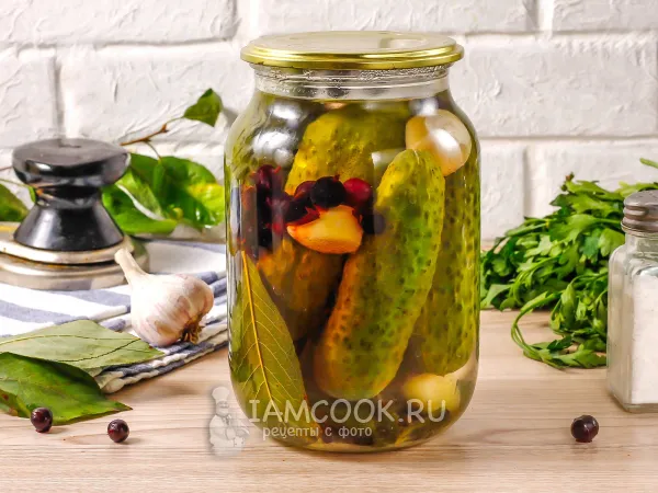 Фото блюда: Маринованные огурцы с черной смородиной на зиму