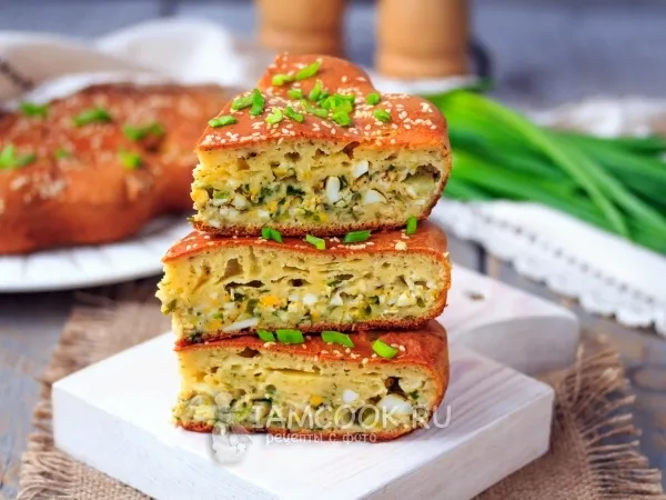 Фото блюда: Пирог из жидкого теста с зеленым луком и яйцом