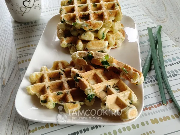 Фото блюда: Вафли с луком и яйцом в вафельнице