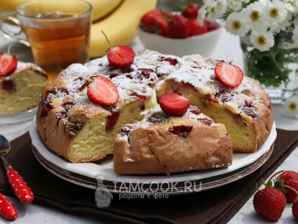 Фото блюда: Шарлотка с бананом и клубникой