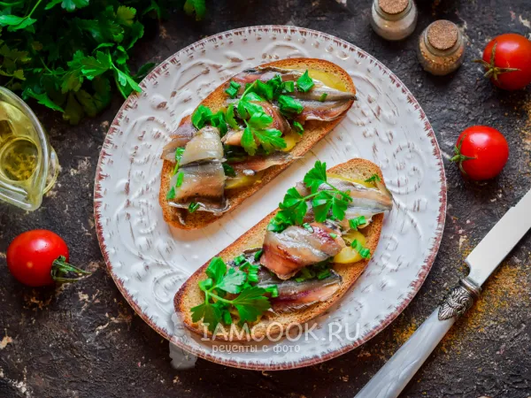 Фото блюда: Бутерброды с пряной килькой и соленым огурцом
