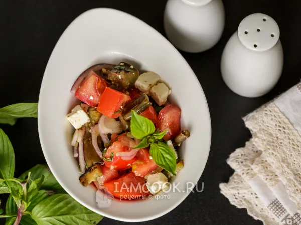 Фото блюда: Салат с жареными баклажанами, сыром фета и помидорами