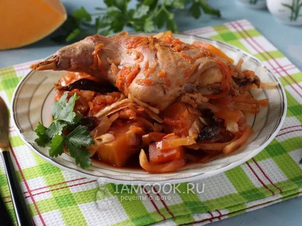 Фото блюда: Тушеный кролик с овощами в казане