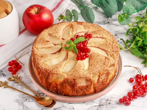 Фото блюда: Шарлотка с яблоками и красной смородиной