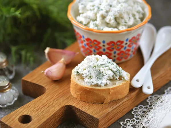 Фото блюда: Творожный сыр из замороженного кефира с зеленью (острый)