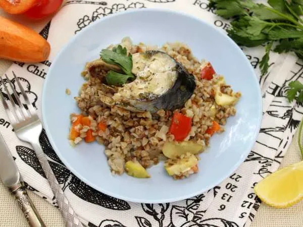 Фото блюда: Скумбрия с гречкой в духовке (с овощами)