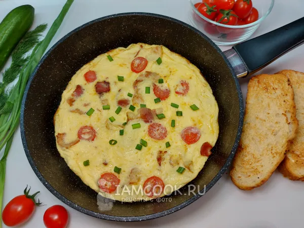 Фото блюда: Омлет с помидорами и беконом на сковороде