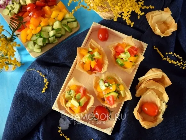 Фото блюда: Тарталетки из теста фило с салатом