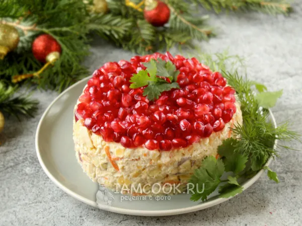 Фото блюда: Салат с курицей, гранатом и корейской морковью