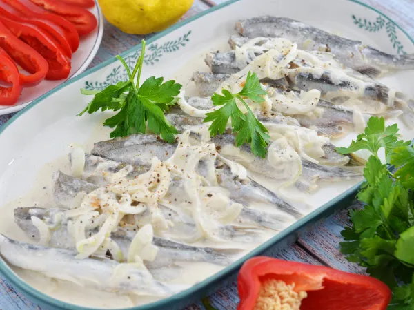 Фото блюда: Мойва в сметане с луком на сковороде