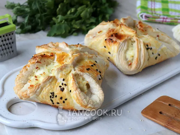 Фото блюда: Хачапури из слоеного теста с адыгейским сыром