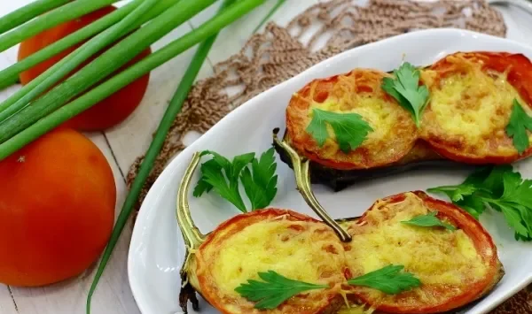 Фото блюда: Баклажаны в духовке с помидорами и сыром