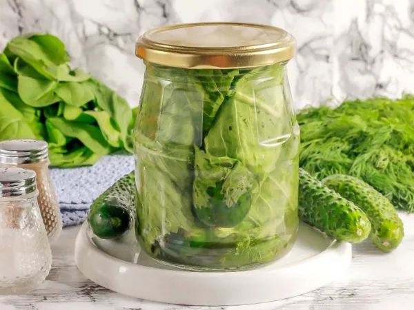 Фото блюда: Маринованные огурцы в листьях хрена