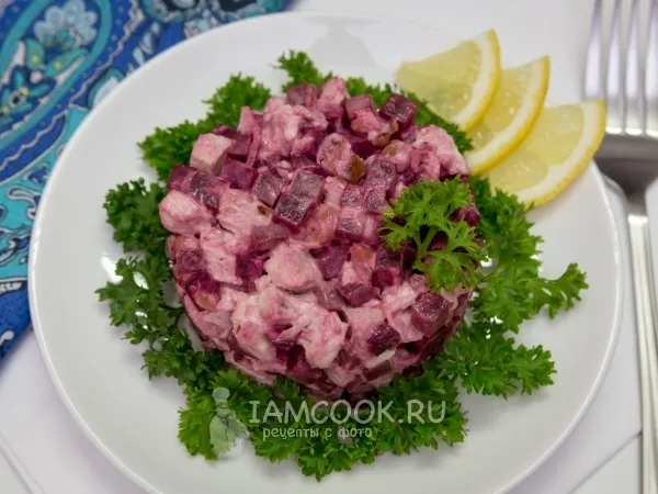 Фото блюда: Салат с куриной грудкой и свеклой