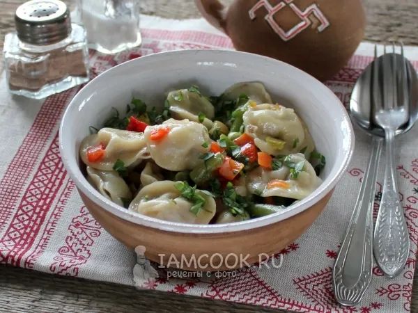 Фото блюда: Тушеные пельмени на сковороде