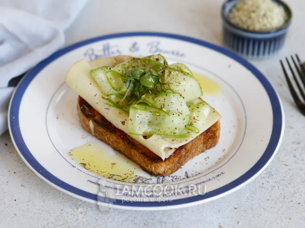 Фото блюда: Тост с огурцом и сыром