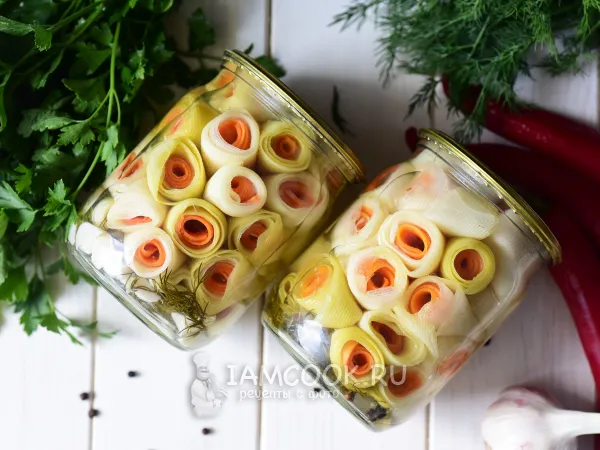 Фото блюда: Маринованные рулетики из кабачков с морковью на зиму