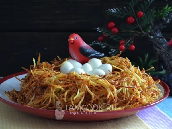 Фото блюда: Салат «Гнездо глухаря» с копченой курицей