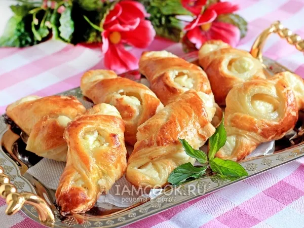 Фото блюда: Пирожки из слоеного теста с творогом