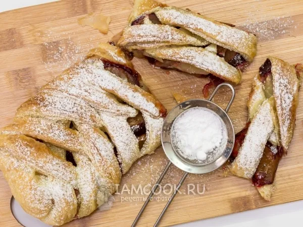 Фото блюда: Пирог на слоеном тесте со сливами