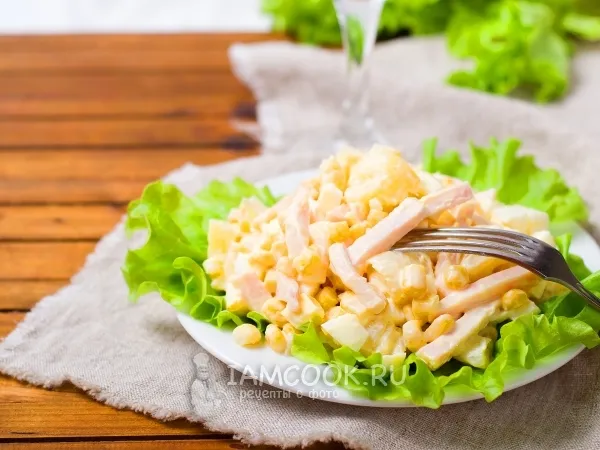 Фото блюда: Салат с ананасами, ветчиной и кукурузой