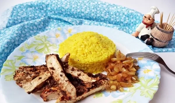 Фото блюда: Сочные куриные отбивные с рисом и луком