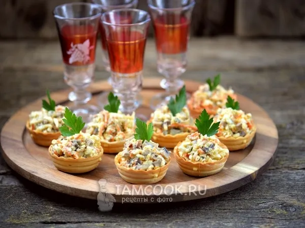 Фото блюда: Салат из грибов с корейской морковью в тарталетках