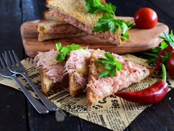 Фото блюда: Горячие бутерброды с колбасой и сыром в духовке