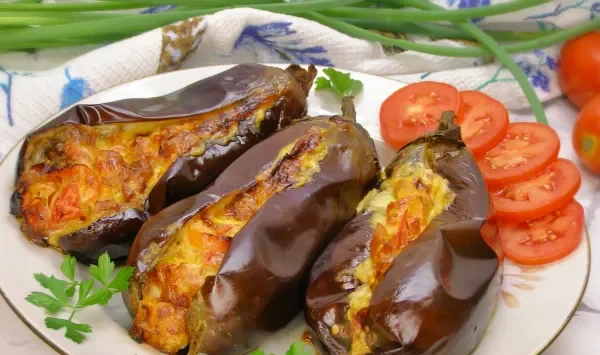 Фото блюда: Битые баклажаны с сыром и помидорами