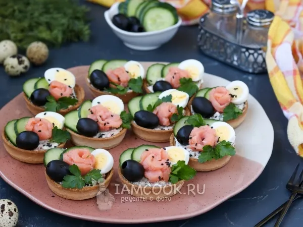 Фото блюда: Тарталетки с лососем, творожным сыром, огурцом и перепелиными яйцами