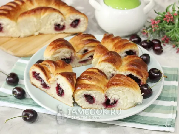 Фото блюда: Дрожжевой пирог с черешней