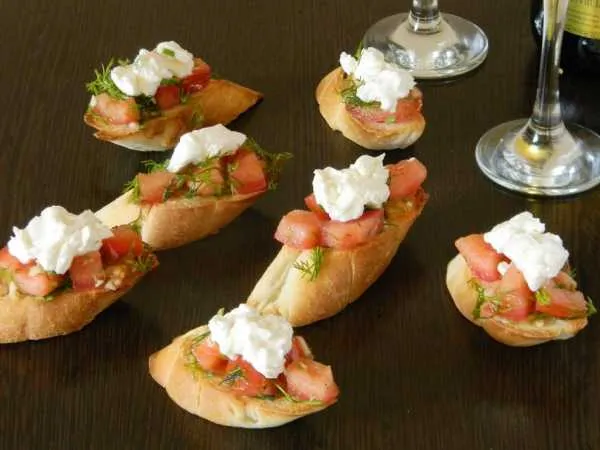 Фото блюда: Брускетта с помидорами и сыром