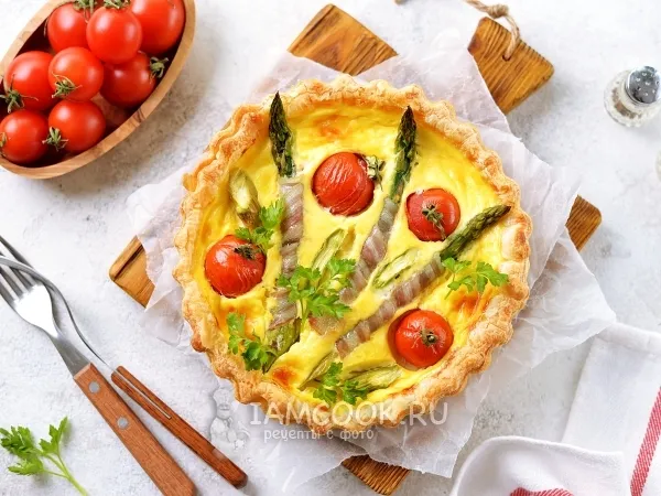 Фото блюда: Тарт со спаржей, беконом и помидорами