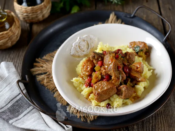 Фото блюда: Свинина с клюквой в сковороде