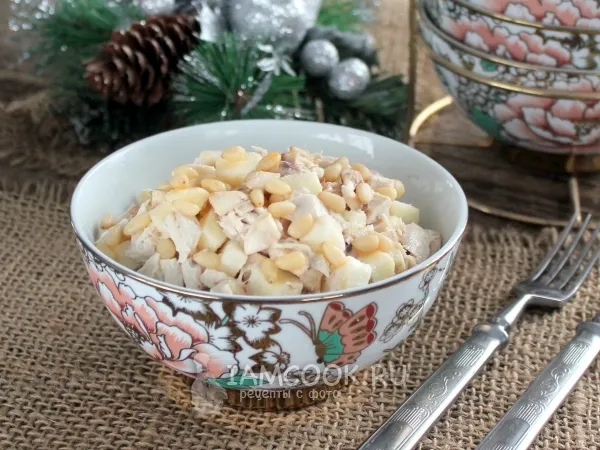 Фото блюда: Салат из куриной грудки с сырыми шампиньонами