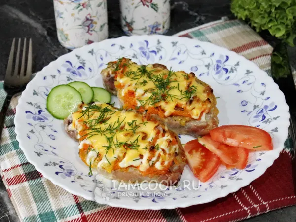 Фото блюда: Свинина в духовке с морковью и луком