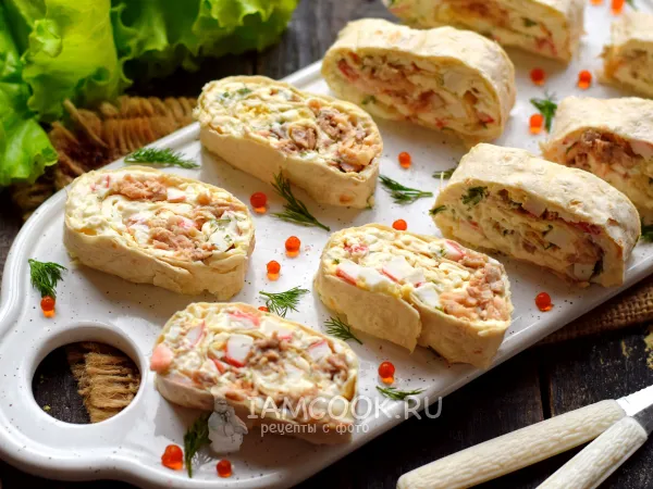 Фото блюда: Рулет из лаваша с консервированным лососем и крабовыми палочками