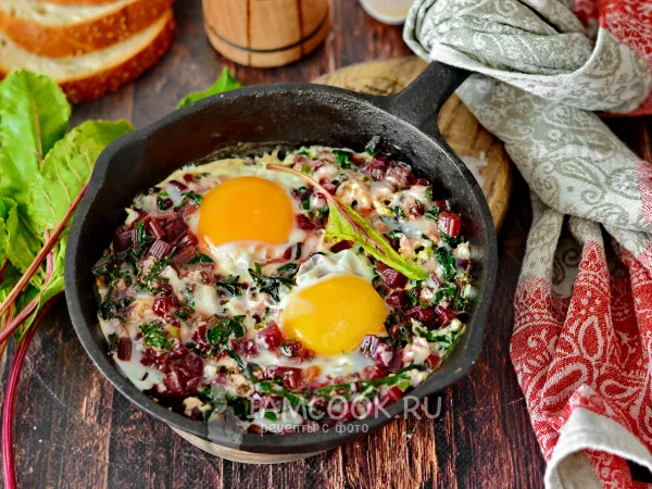 Фото блюда: Яичница со свекольной ботвой