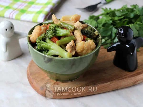 Фото блюда: Куриное филе с замороженными овощами на сковороде