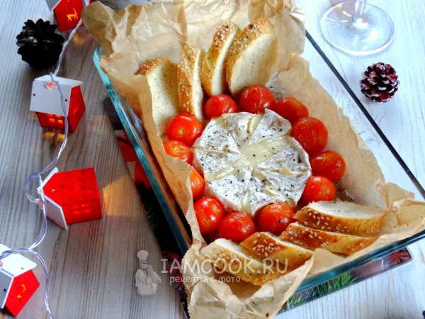 Фото блюда: Камамбер с помидорами черри в духовке